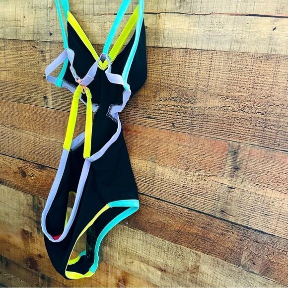 NWOT Victoria’s Secret Beach Sexy Cut Out One Piece Bathing Suit - Picture 7 of 9